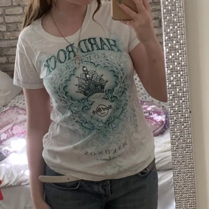 Hard rock cafe  - En jättefin tröja från hard rock café med ett turkost tryck och rhinestones. Pris: 30kr +51kr frakt