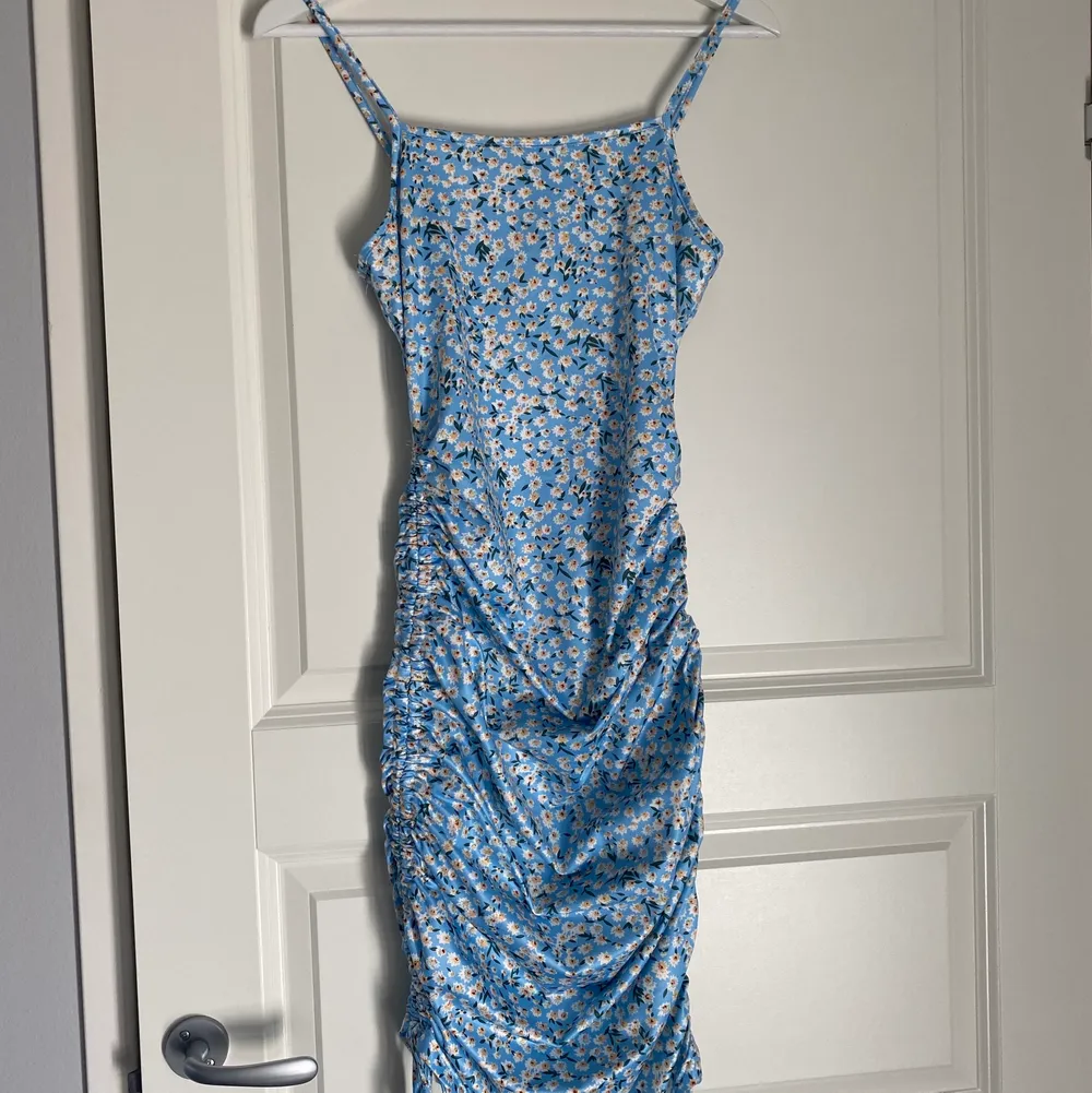 Blå klänning, tar verkligen fram kurvorna♥️, från shein, endast testad den men jag brukar inte ha tighta klänningar. . Klänningar.