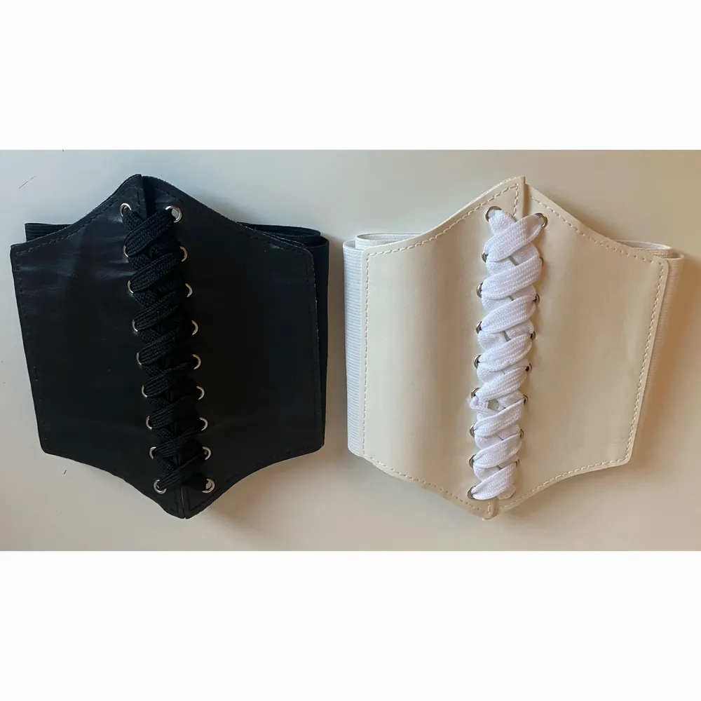 Jag säljer två fina corsets som har knappt andvänts 😻 Jag säljer en för 50kr och båda för 80. Som man kan se på andra bilden så är den vita några cm längre, de är ungefär 80cm långa. (Om man köper bara en så tror jag nog att frakten skulle kosta 26kr)💕. Accessoarer.
