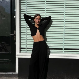 Svart topp - Söt liten svart topp som också kan användas som kofta!! Endast använd 1 gång:))