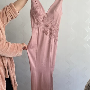Lång klänning  - Storlek S eventuellt xs med kurvor. Använd till ett bröllop en gång. Sitter fint på kroppen.