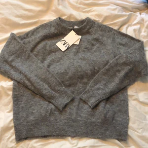 Stickad tröja stl S - En stickad tröja med jätte skönt material, har bara testat den en gång, jätte varm och härlig.