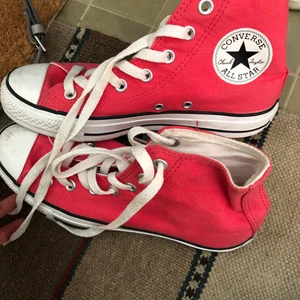 Röda converse - Röda converse! Stl 37 men skulle säga att dem också passar 38. Perfekt nu till sommaren! Fint skick o sparsamt använda! Kan mötas upp el frakta. ❤️