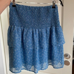 Blå kjol strl M - Säljer en jättefin oanvänd kjol. Den är i storlek M och är köpt från Nelly. Säljer pga att den är för stor för mig. Om ni har några frågor är det bara att höra av er!💙