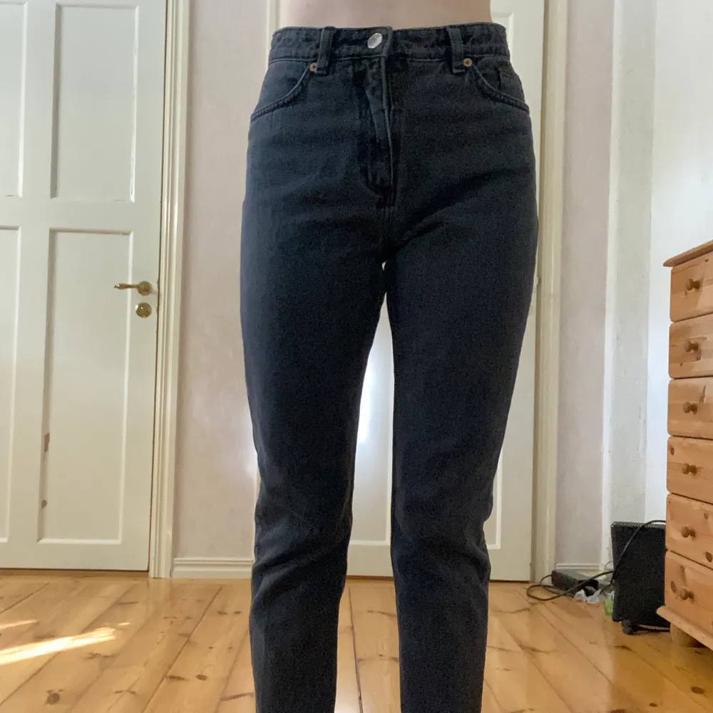 Välanvända mom jeans från Monki, lite urtvättade men annars i bra skick. De är i modellen Kimomo och storlek 27. Pris går att diskutera, köparen står för frakt! :). Jeans & Byxor.