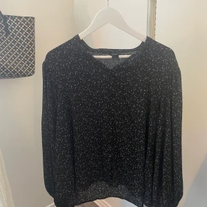 Lindex blus STL L Nyskick  - Krage: Kinakrage/ståkrage Förslutning: Knapp Mönster: Tryck Artikelnummer: L2E21E00I-Q11 100%polyester 