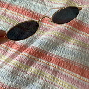 Vintage solglasögon  - Oval solglasögon med guldig ram köpt på en vintage butik. Mycket bra skick. 