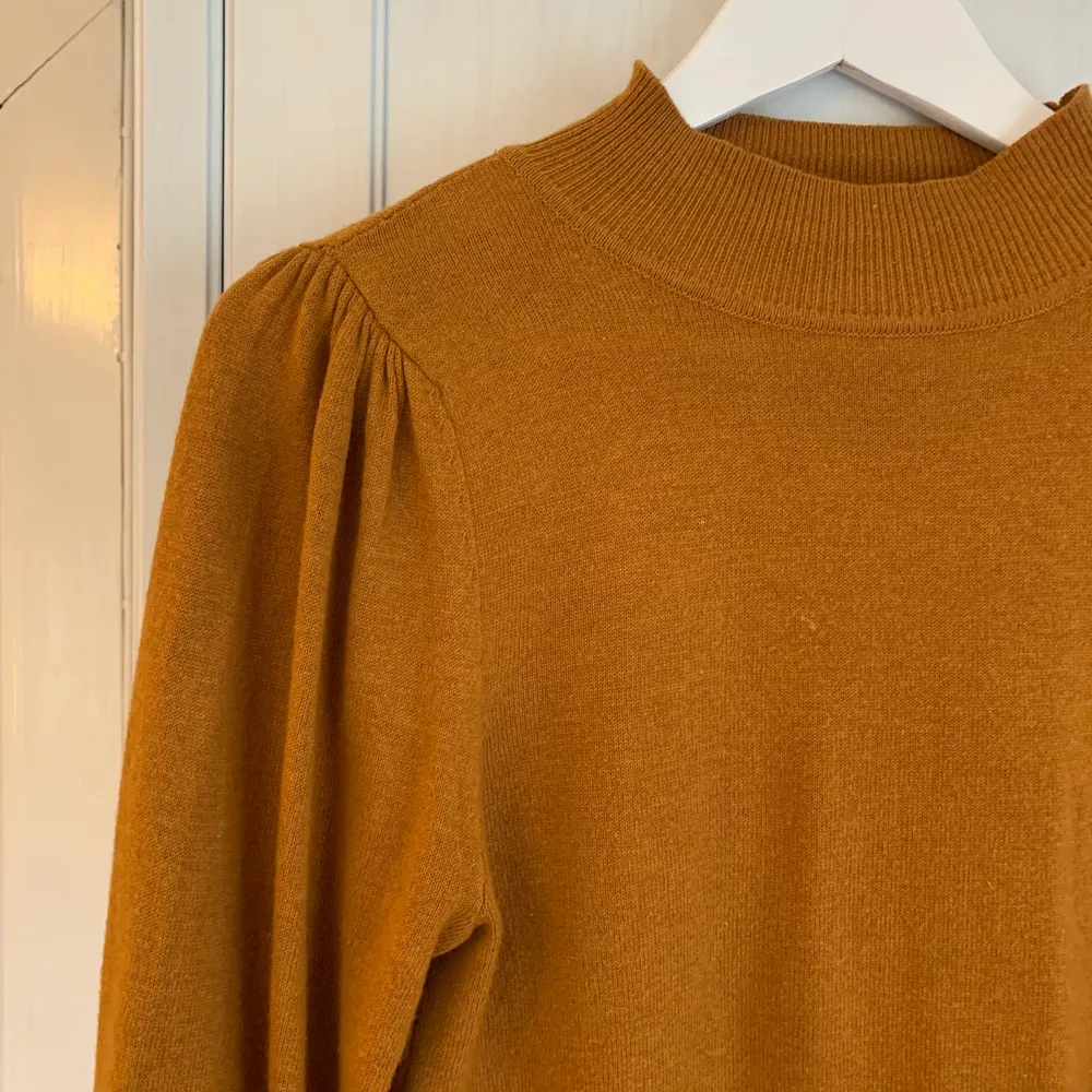 Super skön & fin tröja i brun/orange färg. Paketpris vid köp av flera plagg✨✨ priset går att diskutera🌟. Tröjor & Koftor.