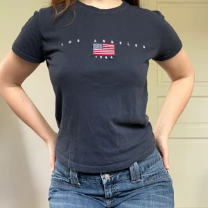 Brandy Melville T-shirt - Marinblå topp från Brandy Melville. Köpt för ett par år sedan men kom aldrig riktigt till användning. Mellanlång passform. Köparen står för frakt🥰