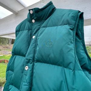 Polar Skate co puffer väst - Tyvärr aldrig kommit till användning så västen är i ny skick. Ny pris ligger runt 2 000kr