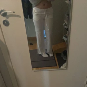 Linnebyxor  - ( kan också tänka mig byta byxorna mot stolek xs) Säljer dessa lågmidjade linnebyxor ifrån hm som nu är utsålda, har aldrig använt dom, är 1,59 cm lång och har oftast stolek s/Xs men byxorna passade bra framifrån men inte lika bra bakifrån därför ja säljer 