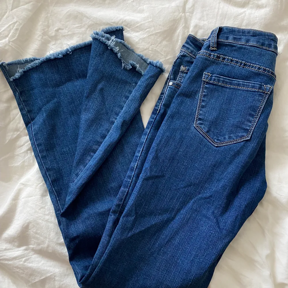 Använda 1 gång.  En Härlig Jeans byxa, utsvängda med fransar nertill.  OBS! Italienska storlekar, så man bör gå på första stl M Storlek XS-38.  . Jeans & Byxor.