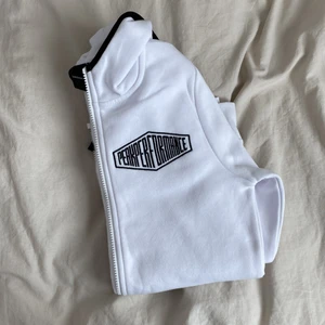 Peak performance kofta strl xs - Säljer denna jättefina peak performance kofta i strl xs. Superbra skick! Aldrig använd. Säljer för 250kr + frakt⭐️🌺