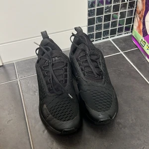 Skor - Säljer dessa fina 270 Nike sport skor, perfeckta till våren och sommaren, säljer de pågrund av att de inte kommer till någon användning, de är använda ett par fåtal gånger,finns en lite repa på den vänstra skon på gummit, de är även nytvättade