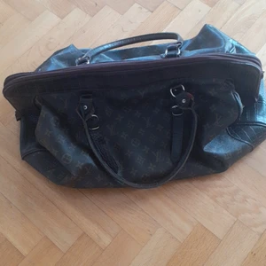 Louis Voitton väska - Stor och rymlig väska i bra skick. Ej äkta 