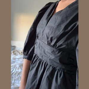 Svart puffig blus  - Säljer denna svarta v-ringade blus i storlek M för 100kr + frakt. Den är helt oanvänd. Väldigt vacker och uppdressad blus som passar perfekt till en finare middag💐 Blusen har många vackra detaljer som gör den extra unik. 