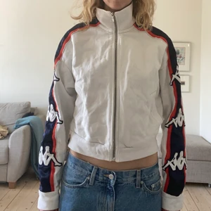 Kofta! - Jättesnygg zip up kofta från kappa!! Jag har XS/S i strl och den sitter såhär på mig❣️❣️