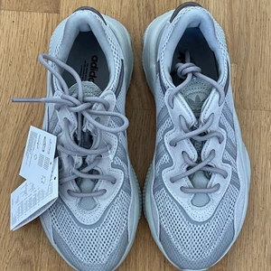 Adidas Ozweego classic  - Helt nya Grå Ozweego sneakers för herr. Forfarande i boxen med sin prislapp. Vanlig försäljningspris är 1300+. Jag säljer dem för att jag redan har två andra Ozweegos.
