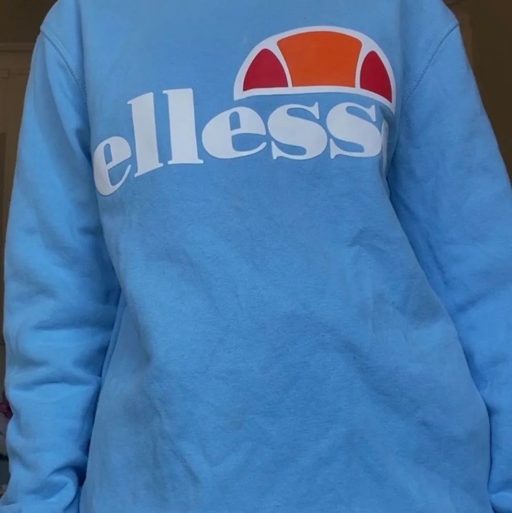En ljusblå ellesse sweatshirt <3 helt nyskick (använt 1-2 gånger) nypriset är runt 500-600 💙 . Hoodies.
