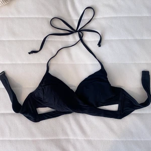 Bikiniöverdel omlott - Så fin omlott-bikiniöverdel från Cubus strl xs. Använt skick men ändå fin💕 osäker vad frakt kostar men Max 35kr!