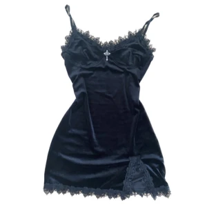 mini klänning - Jättefin mini klänning med en slit, spets detaljer och ett litet kors!💞 Köpt från yesstyle, står att storleken är XL men skulle säga att den passar mer M/L. Skriv vid frågor💞