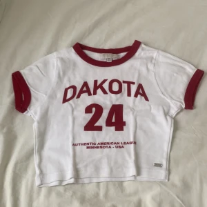 Jättesöt croppad tröja - Jättesöt sommartröja från pull&bear som är i storlek xs men passar även storlek s. Köpte i somras men kommer inte till användning längre så säljer därför🌺 