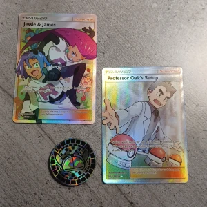 Pokemon Kort  -  2 pokèmon kort Jessie&James Trainer 68/68 värt nästan 150kr. Profesor Oak's Setup Trainer 233/236 har ett värde på  400 kr. Coin ingår med i köpet /plast skydd erbjuder jag🙌🏻💫.  Mitt pris 350kr