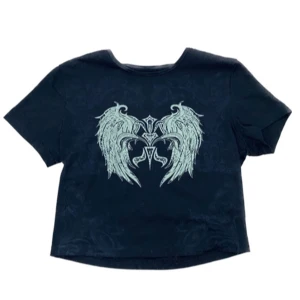 Y2K tröja - En cool tröja som jag älskar men tyvärr sitter lite för tajt på mig! Designen är grönare i verkligheten, köpt från yesstyle i storlek L men sitter mer som M skulle jag säga. Skriv vid frågor💞