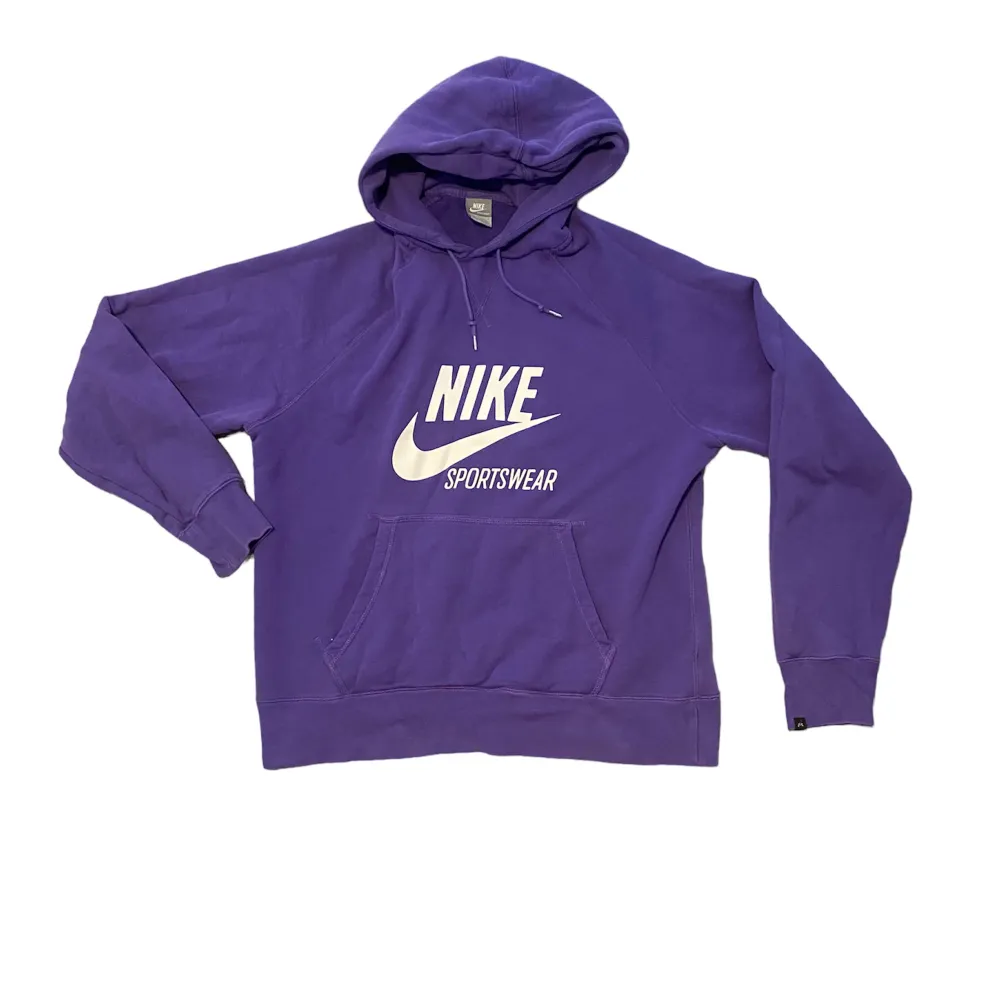 Vintage Nikehoodie Supersnygg!!   Litet hål i armen (se tredje bilden) annars toppen skick😊. Hoodies.