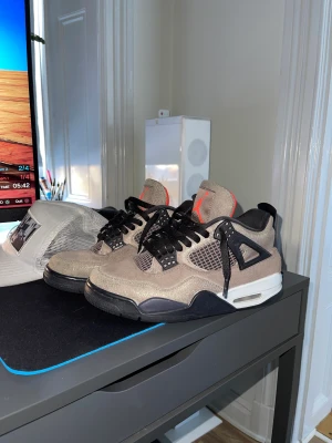 Jordan 4 taupe haze - 🔥Jordan 4 taupe haze🔥 säljer mina skor nu för att dem blivit för små! Box och kvitto finns🔥
