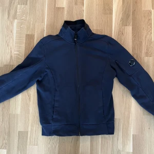 CP Company Funnell Neck  - Sparsamt använd & Detaljrik CP Company. Fri frakt 🙌🏼