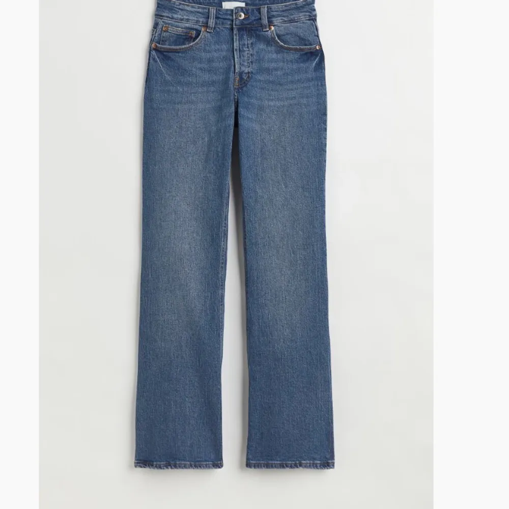 Jeans från HM i modellen ”Flare low waist” från Dam avdelningen. Nästan aldrig använda då de inte passa mig så bra💕! Lägg gärna prisförslag!! Köpta nya för 399 kr. Jeans & Byxor.