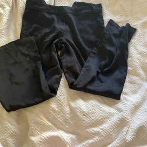 Lågmidjade kostymbyxor  - Säljer/byter lågmidjade kostymbyxor! Så fina o sköna de är i använt skick är öppen för byte❤️