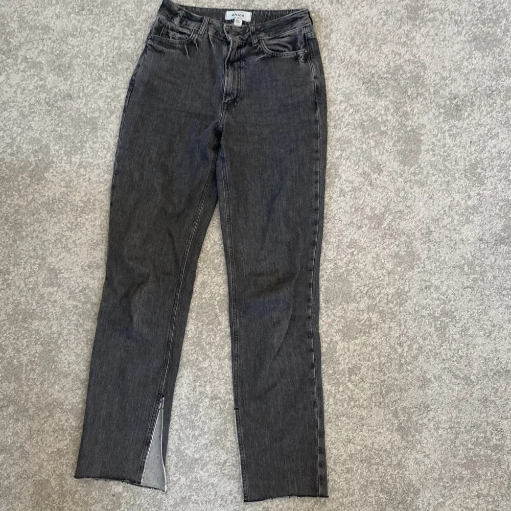 Ett par mörkgrå jeans ifrån new look, köpta på asos. De har slitsar längst ner på insidan. Bra skick! Frakt 60 kr. Jeans & Byxor.