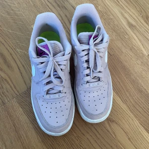 Nike sneakers  - Använda ett fåtal gånger. Sulan har blivit något missfärgad