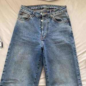 Blåa snygga high waisted Never denim jeans från BikBok😍(användna) 