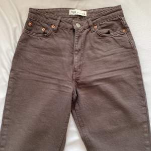 Snygga bruna Zara jeans med slits😍(användna)