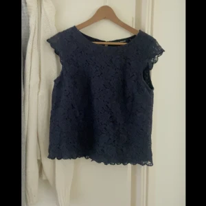 Blå topp - En söt blå marinblå topp i blommigt mönster😊väl omhändertagen 