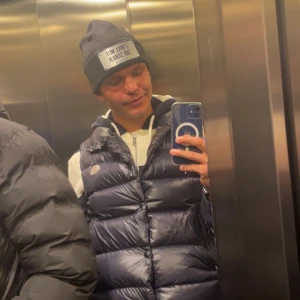 Moncler väst.  - Moncler väst, storlek 3.   Passform: Large   Skick, 8 av 10. Köpt förra vintern för 550€, sparsamt använd.  Köpt i Moncler butiken i Milano. Pris kan diskuteras.