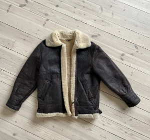 Shearlingjacka  - Den perfekta bruna shearlingjackan/fårskinnsjackan i 100% läder, herr storlek XS, men passar snarare S. Jackan funkar även för dam storlek M. Finns slitage, men gör den desto finare. I övrigt välbehållen och i jättefint vintageskick. 