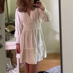 Zara klänning  - Superfin vit klänning från zara! Tyvär inte fått användning av den därför säljer jag den🤍 180 + frakt   Har även en i Xs! Samma pris! 