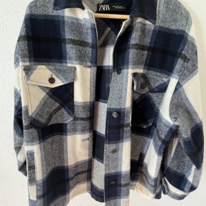 Jacka  - blå hacket från zara. överdimensionerad look. lätt vikt bra för våren