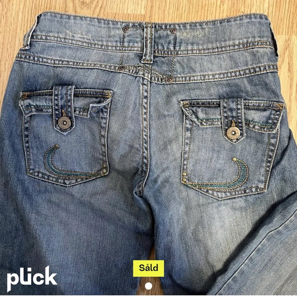 Säljer dessa jeans jag köpt på Plick då de var för långa (är 165) Bilderna är från tidigare säljare!💗 Köparen står för frakt📦 Skriv innan köp❗️. Jeans & Byxor.