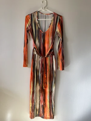 Den populära illusionsklänningen 😍 - Den populära illusionsklänningen som får din midja att se liten ut 🔥Aldrig använd, storlek M men är superstretchig och sitter som en smäck på kroppen!