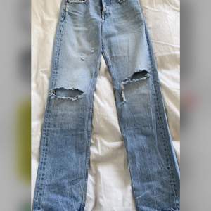Säljer ett par jeans från zara då de är för långa för mig. Har inte haft användning av de. Superfina och bekväma. Köparen betalar för frakten📦💕
