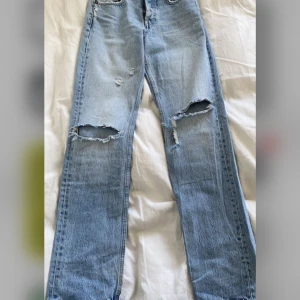 Zara jeans stl.32 - Säljer ett par jeans från zara då de är för långa för mig. Har inte haft användning av de. Superfina och bekväma. Köparen betalar för frakten📦💕