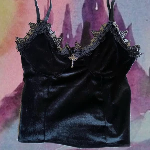 FETT COOL gothic top - Fett snygg goth top, köptes här på Plick men den var alldeles för liten på mig:,,,,((