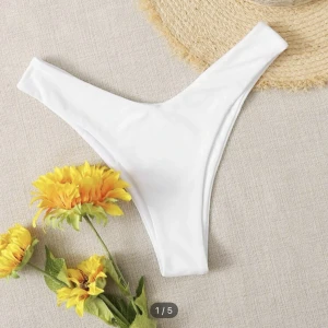 Bikini - Bikinitrosa med högt skurna ben i storlek medium 🦋) inte genomskinlig) hör av er vid frågor eller intresse 🫶 spårbar frakt på 29kr tillkommer 