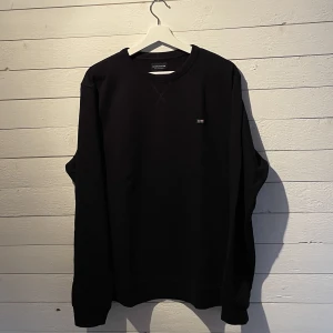 Lexington tröja - Mörkblå lexington tröja. Storlek XL