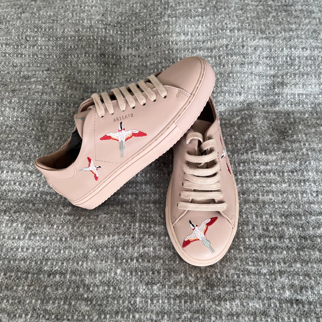 Rosa fågelarigatos storlek 35 - 90